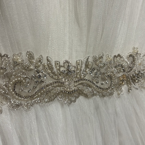 Brand new, never been worn wedding dress - Picture 6 of 14